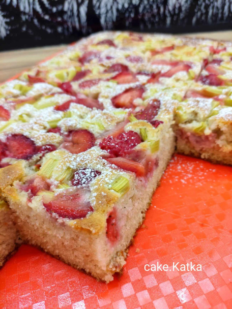 Hrnčeková bublanina s rebarborou a jahodami (fotorecept) - obrázok 3