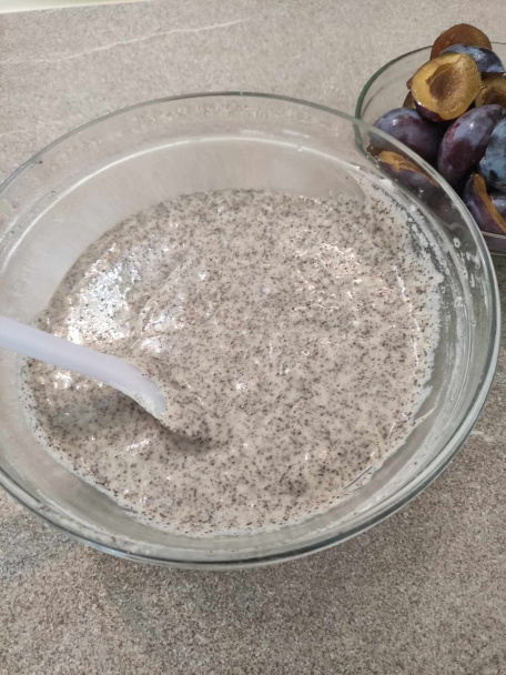 Hrnčekový makovec s tvarohom a slivkami (fotorecept) - obrázok 1