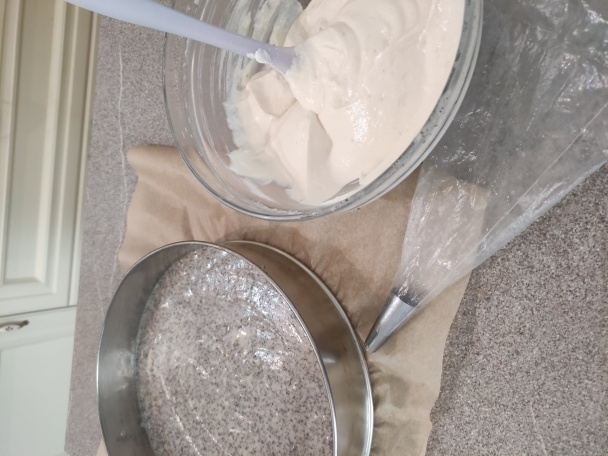 Hrnčekový makovec s tvarohom a slivkami (fotorecept) - obrázok 2