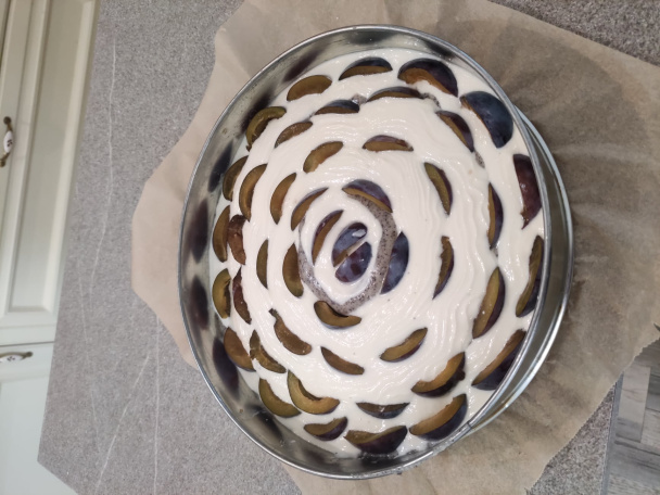 Hrnčekový makovec s tvarohom a slivkami (fotorecept) - obrázok 3