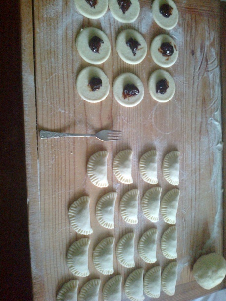 Pirohy so slivkovým lekvárom posypané škoricovou strúhankou (fotorecept) - obrázok 1