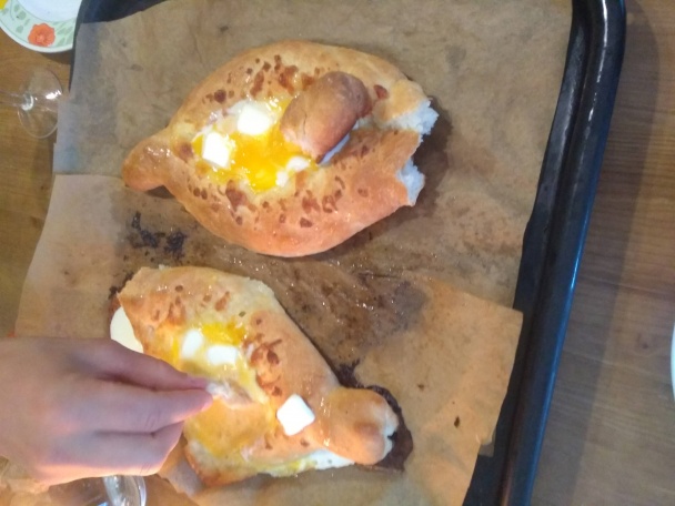 Acharuli Khachapuri - Syrový gruzínsky chlieb (fotorecept) - obrázok 13