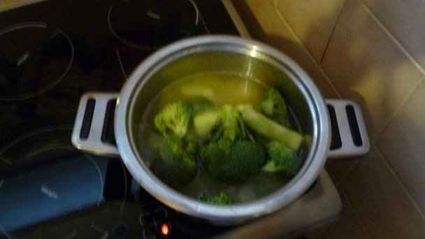 Brokolicová polievka so strateným vajíčkom (fotorecept) - obrázok 4