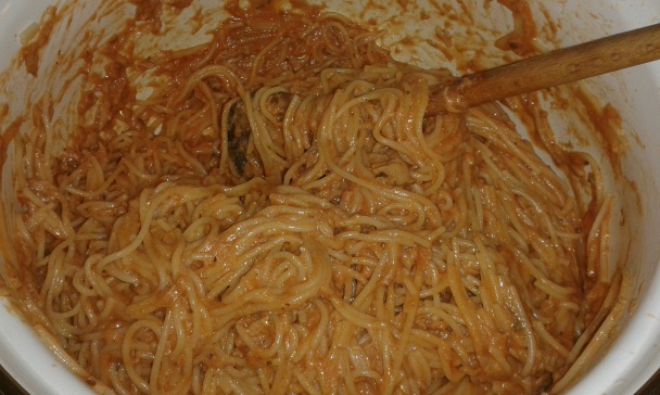 Zapekané tuniakové špagetti s mozzarellou (fotorecept) - obrázok 7