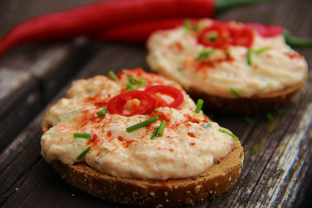 Pikantní pivní pomazánka s hermelínem a šunkou - obrázok 1