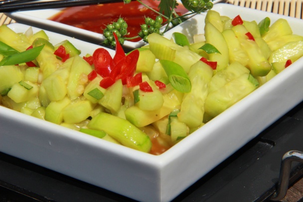 Sladkokyselý pikantní okurkový salát - obrázok 1