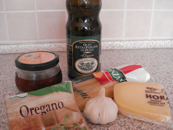 Špagety so sušenými paradajkami a cesnakom - obrázok 1