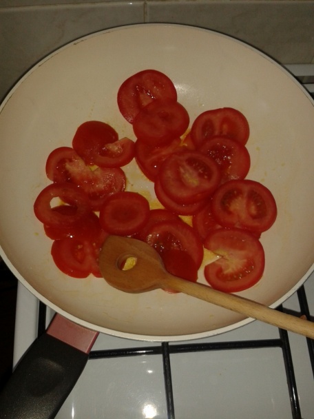 Tuniakový šalát s paradajkami a syrom - obrázok 2