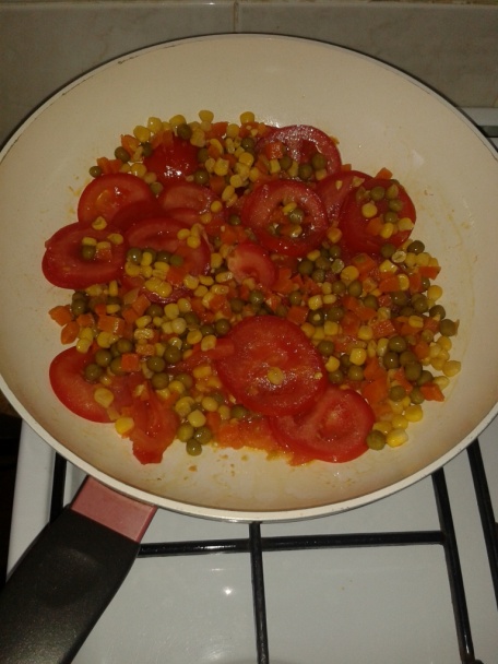 Tuniakový šalát s paradajkami a syrom - obrázok 3