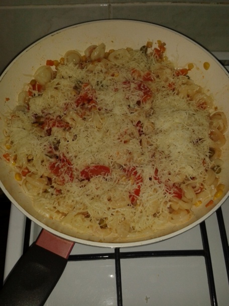 Tuniakový šalát s paradajkami a syrom - obrázok 4