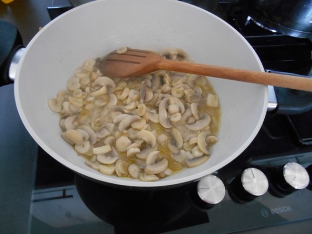 Cestoviny so syrovo-šampiňónovou omáčkou - obrázok 2