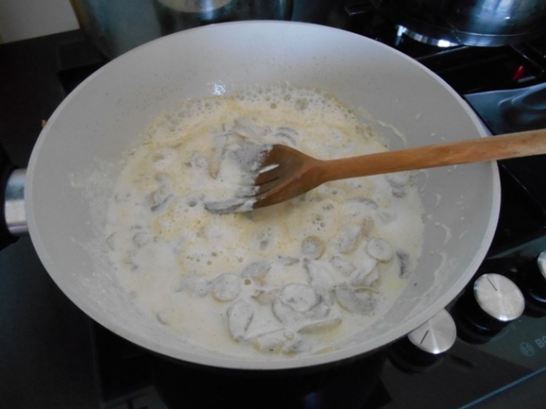 Cestoviny so syrovo-šampiňónovou omáčkou - obrázok 3