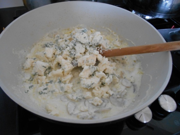 Cestoviny so syrovo-šampiňónovou omáčkou - obrázok 4