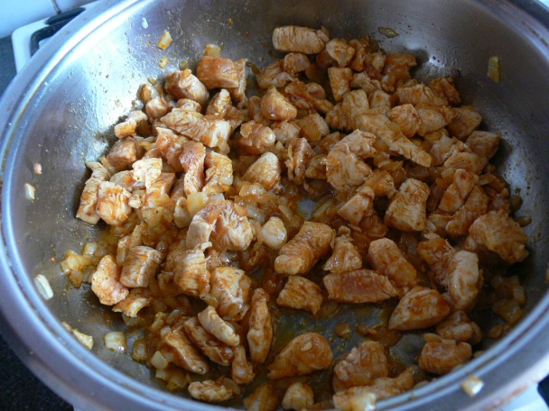 Tortilla plnená kuracím mäsom a hranolkami - obrázok 1