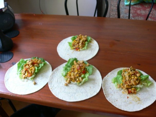 Tortilla plnená kuracím mäsom a hranolkami - obrázok 4