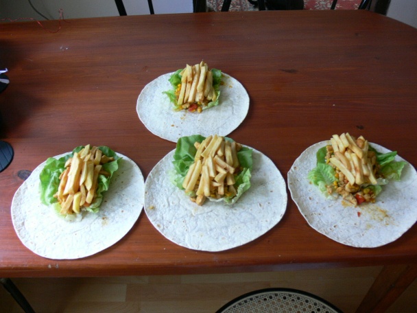 Tortilla plnená kuracím mäsom a hranolkami - obrázok 5