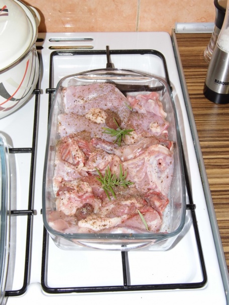 Pečený králik na rasci a rozmaríne - obrázok 2