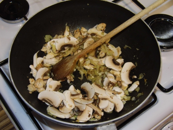 Kuracia roláda plnená špenátovo-šampiňónovou plnkou a parmezánom (fotorecept) - obrázok 1