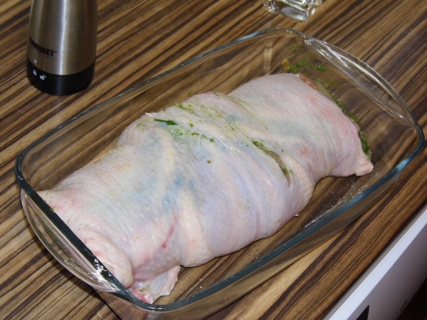 Kuracia roláda plnená špenátovo-šampiňónovou plnkou a parmezánom (fotorecept) - obrázok 4