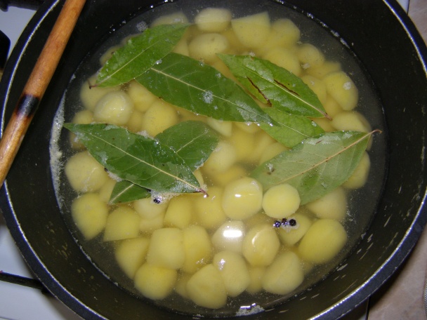 Kyslé zemiaky so sekanou alebo vajcom - obrázok 1