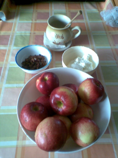 Pečené jablká s tvarohom a hrozienkami - obrázok 1