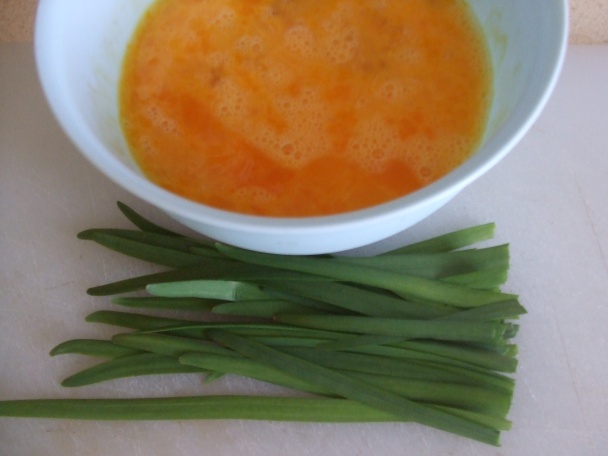 Těstoviny s vejci a česnekovou pažitkou - obrázok 1