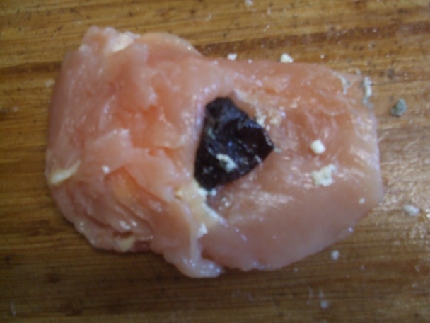 Kuřecí prsa plněná Nivou přikrýtá slaninkou na lehké švestkové omáčce s tyčinkami z pizza těsta (fot - obrázok 1