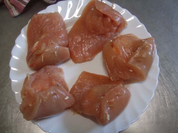 Kuřecí prsa plněná Nivou přikrýtá slaninkou na lehké švestkové omáčce s tyčinkami z pizza těsta (fot - obrázok 2