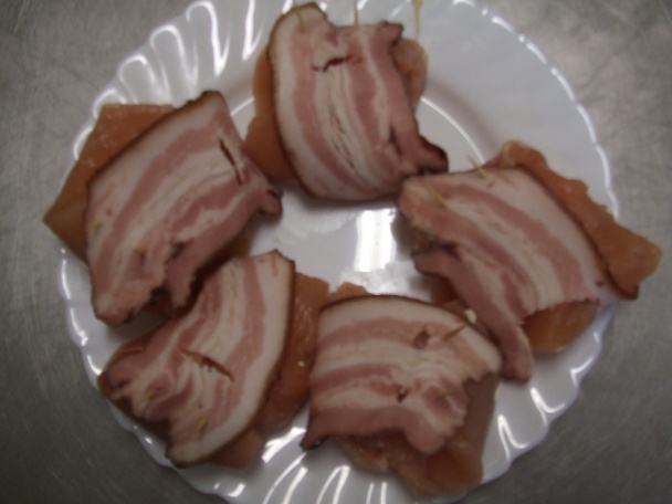 Kuřecí prsa plněná Nivou přikrýtá slaninkou na lehké švestkové omáčce s tyčinkami z pizza těsta (fot - obrázok 3