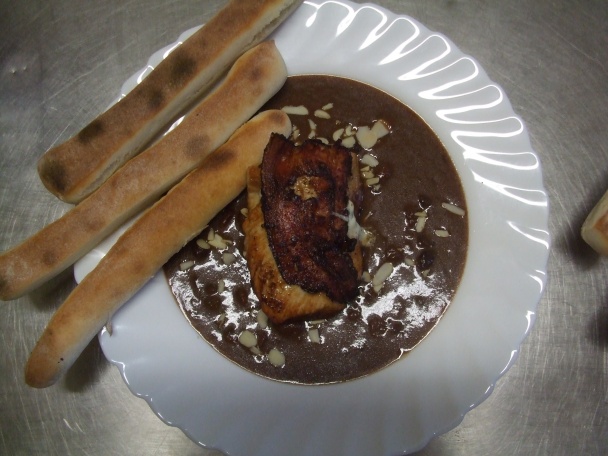 Kuřecí prsa plněná Nivou přikrýtá slaninkou na lehké švestkové omáčce s tyčinkami z pizza těsta (fot - obrázok 5