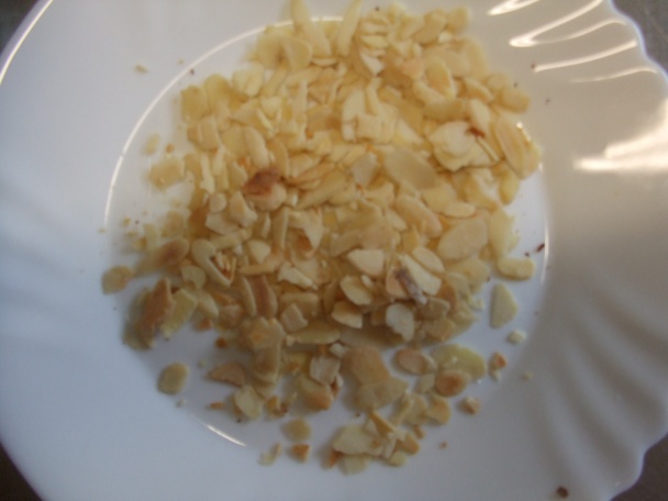 Kuřecí prsa plněná Nivou přikrýtá slaninkou na lehké švestkové omáčce s tyčinkami z pizza těsta (fot - obrázok 6