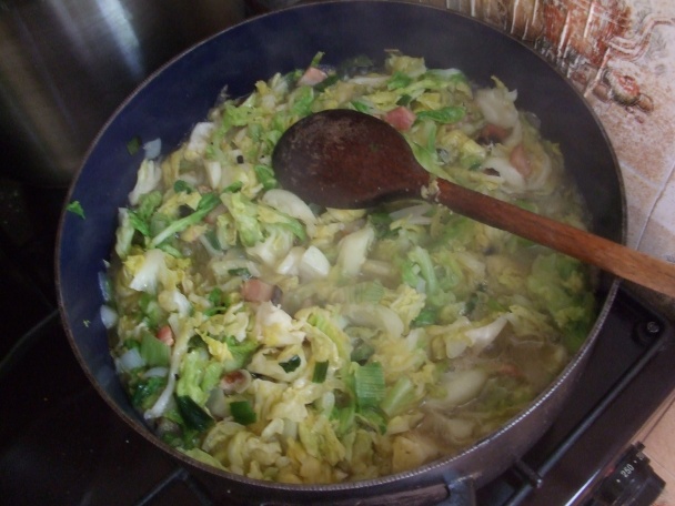 Dušená kapusta se smetanou, haluškama a chobotničkama z párků (fotorecept) - obrázok 1