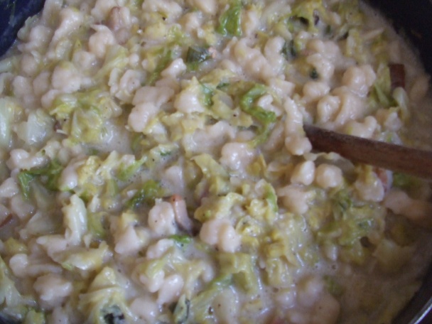 Dušená kapusta se smetanou, haluškama a chobotničkama z párků (fotorecept) - obrázok 5