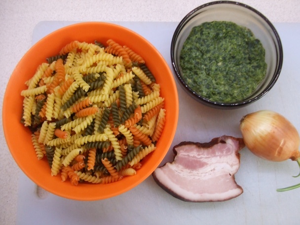 Jednoduché barevné těstoviny se špenátem a slaninkou (fotorecept) - obrázok 1