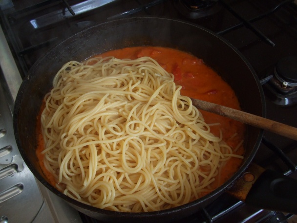 Špagety s máslovými rajčaty (fotorecept) - obrázok 11