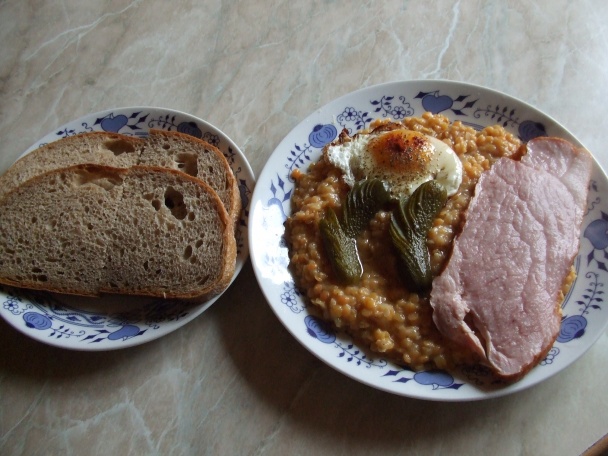 Červená čočka s vejcem a šunkou od kosti - obrázok 4