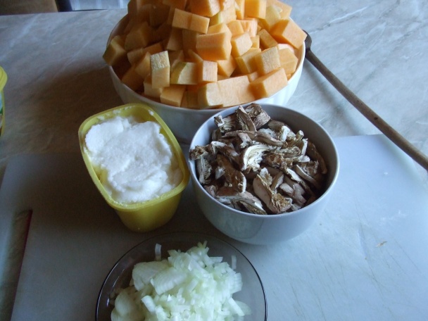 Cuketovo-houbový guláš s opékaným párkem (fotorecept) - obrázok 1