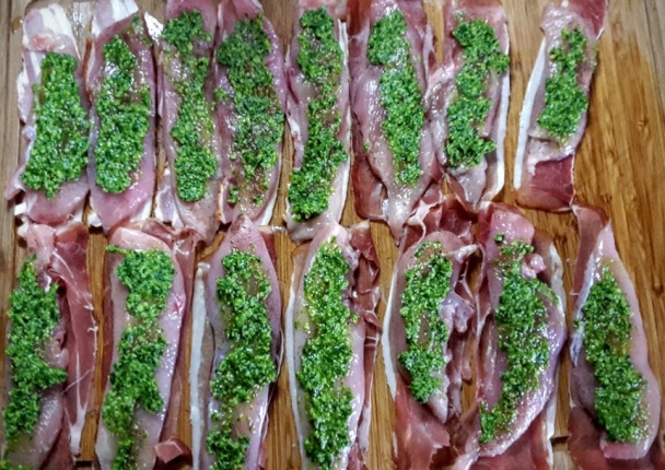 Kuracie rolky s pestom z medvedieho cesnaku obalené schwarzwaldskou šunkou (fotorecept) - obrázok 1