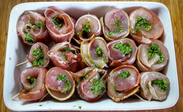 Kuracie rolky s pestom z medvedieho cesnaku obalené schwarzwaldskou šunkou (fotorecept) - obrázok 2