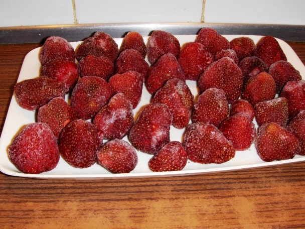 Jahody so šľahačkou a kukurica - obrázok 1