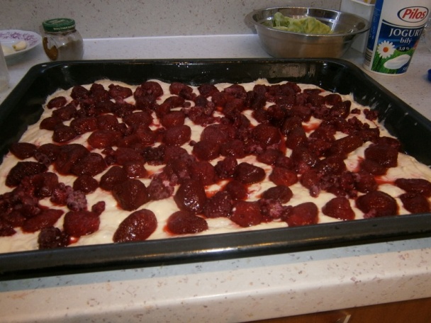 Jahodovo-malinový kysnutý koláč (fotorecept) - obrázok 4