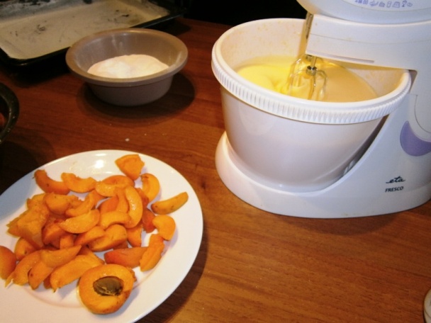 Zasnežený koláč s marhuľami (fotorecept) - obrázok 5