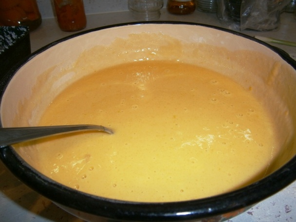 Bublanina s nektárinkami a slivkami s mrveničkou a sekanými orechmi (fotorecept) - obrázok 2