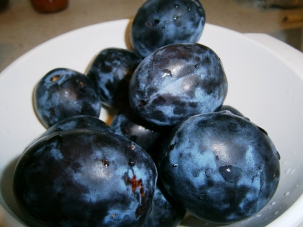 Bublanina s nektárinkami a slivkami s mrveničkou a sekanými orechmi (fotorecept) - obrázok 3
