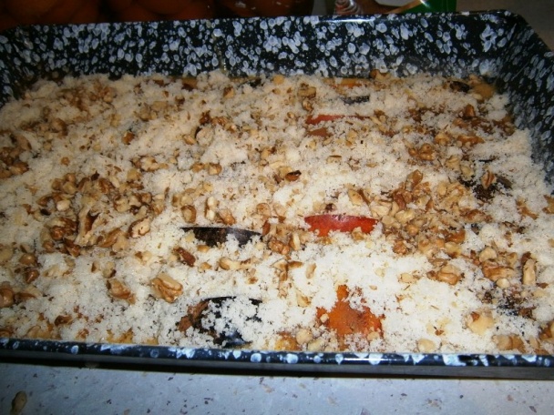 Bublanina s nektárinkami a slivkami s mrveničkou a sekanými orechmi (fotorecept) - obrázok 6