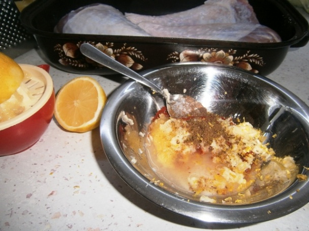 Medovo-citrónové morčacie stehná a stehná špikované údenou slaninou s cesnakom (fotorecept) - obrázok 3