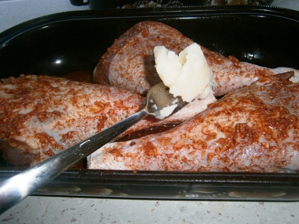 Medovo-citrónové morčacie stehná a stehná špikované údenou slaninou s cesnakom (fotorecept) - obrázok 4