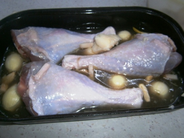 Medovo-citrónové morčacie stehná a stehná špikované údenou slaninou s cesnakom (fotorecept) - obrázok 6