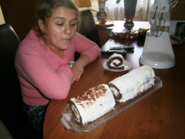 Výborná kakaová roláda plnená šľahačkou a banánom (fotorecept) - obrázok 12