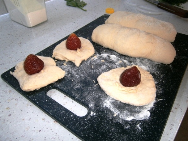 Parené buchty plnené čerstvými jahodami, posypané Grankom (fotorecept) - obrázok 1